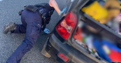 #PomagamyiChronimy - dzielnicowi pomogli kobiecie zmienić koło na drodze ekspresowej